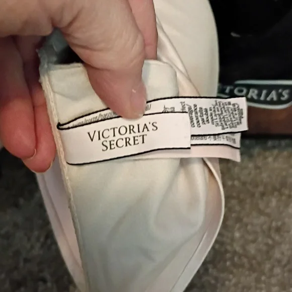 Victoria's Secret/Pink Bras...5 Total - Black, Blue, White, Cream - Picture 12 of 13
